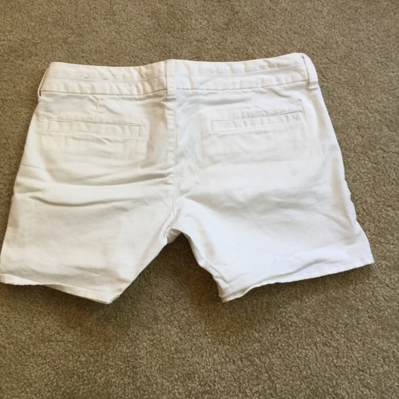 🔥 price DROP AE white shorts (stretch) - Picture 2 of 3